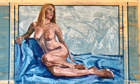 Retrato de mujer desnuda sobre tabla reciclada. Sentada sobre una tela azul, una mujer rubia desnuda.
