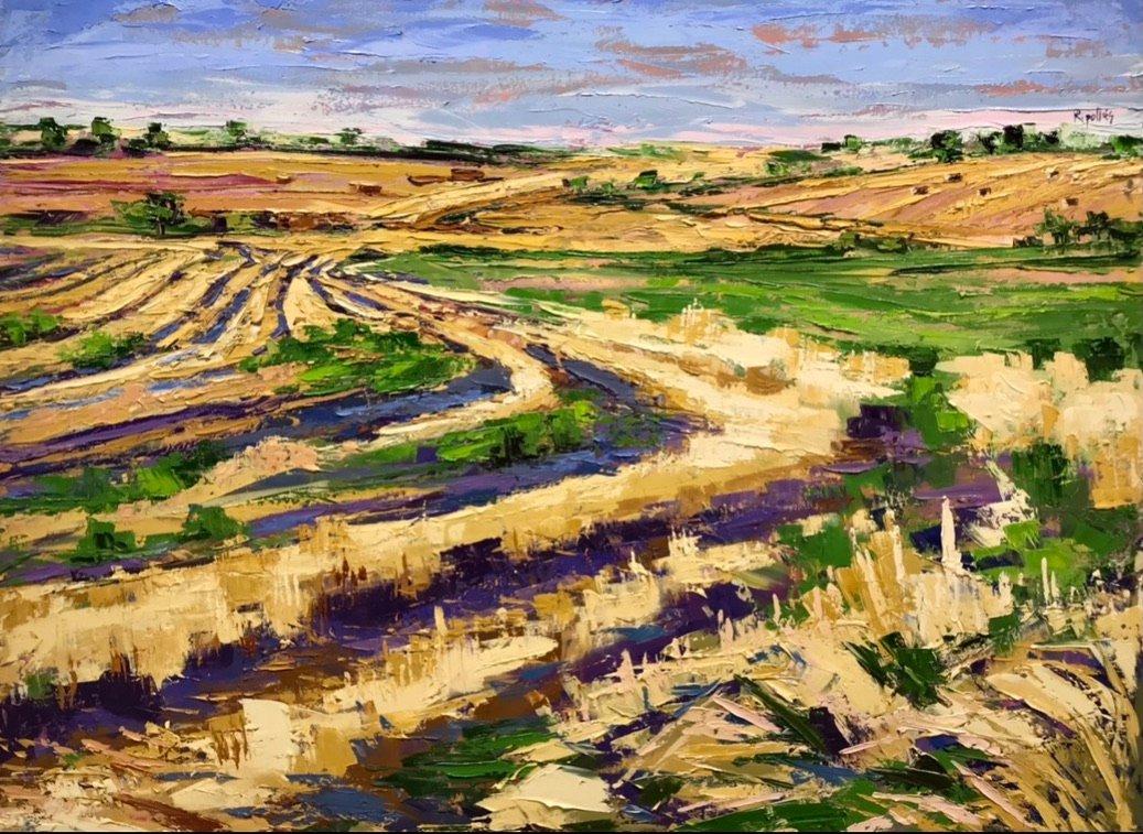 Surcos labrados en un campo de trigo. Ocres, morados y verdes.