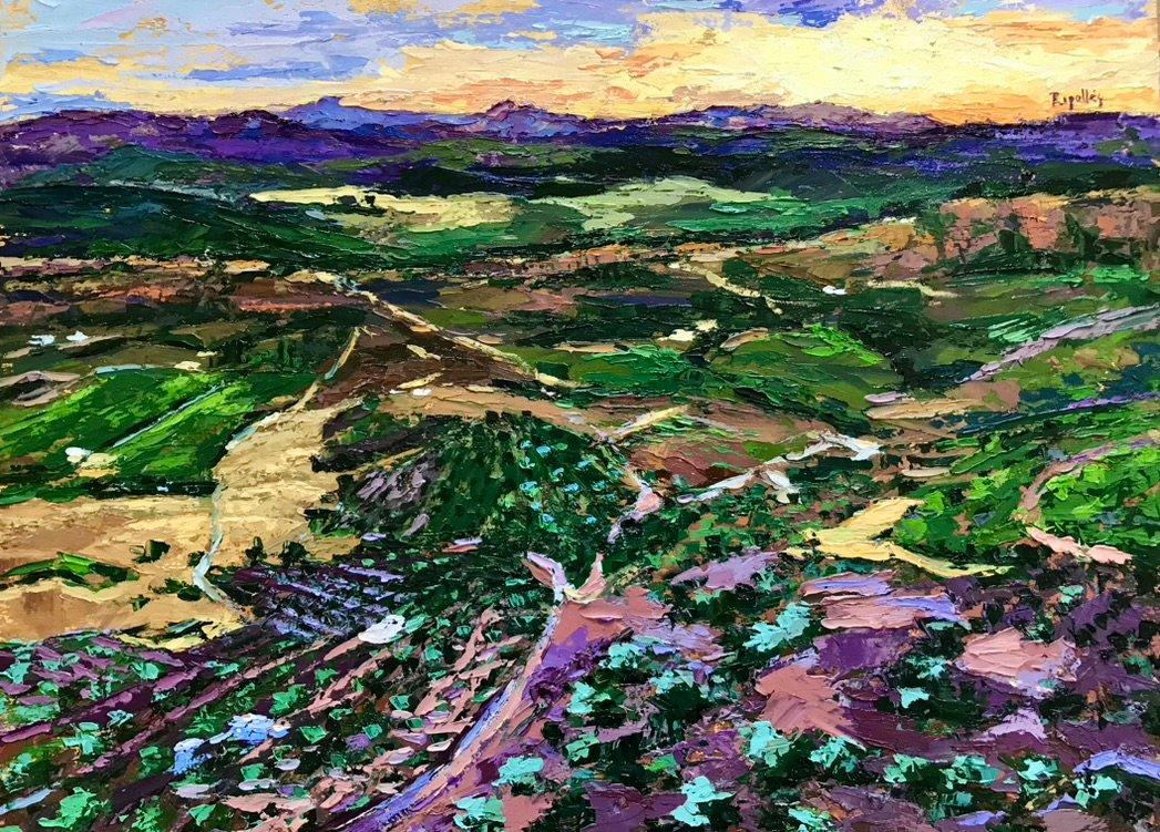 Paisaje de una puesta de sol con cielo amarillo y azul. Olivos y caminos.