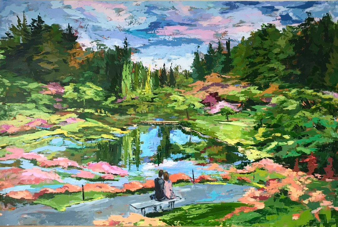 Paisaje abierto de jardín con una pareja sentada que observa los reflejos en el estanque.