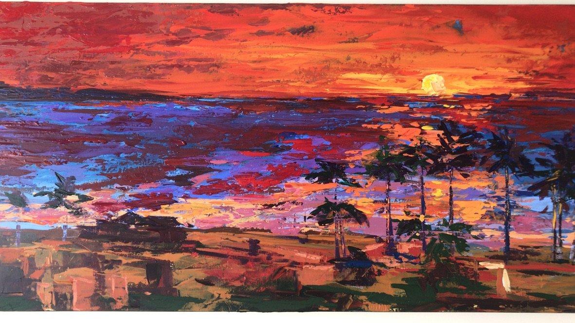 Paisaje de mar y playa al amanecer. Cielo rojo y mar violeta. Palmeras en la orilla al contraluz.