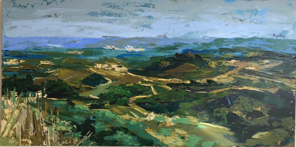 Paisaje de campo con caminos. Montañas en el horizonte. Cielo blanco.