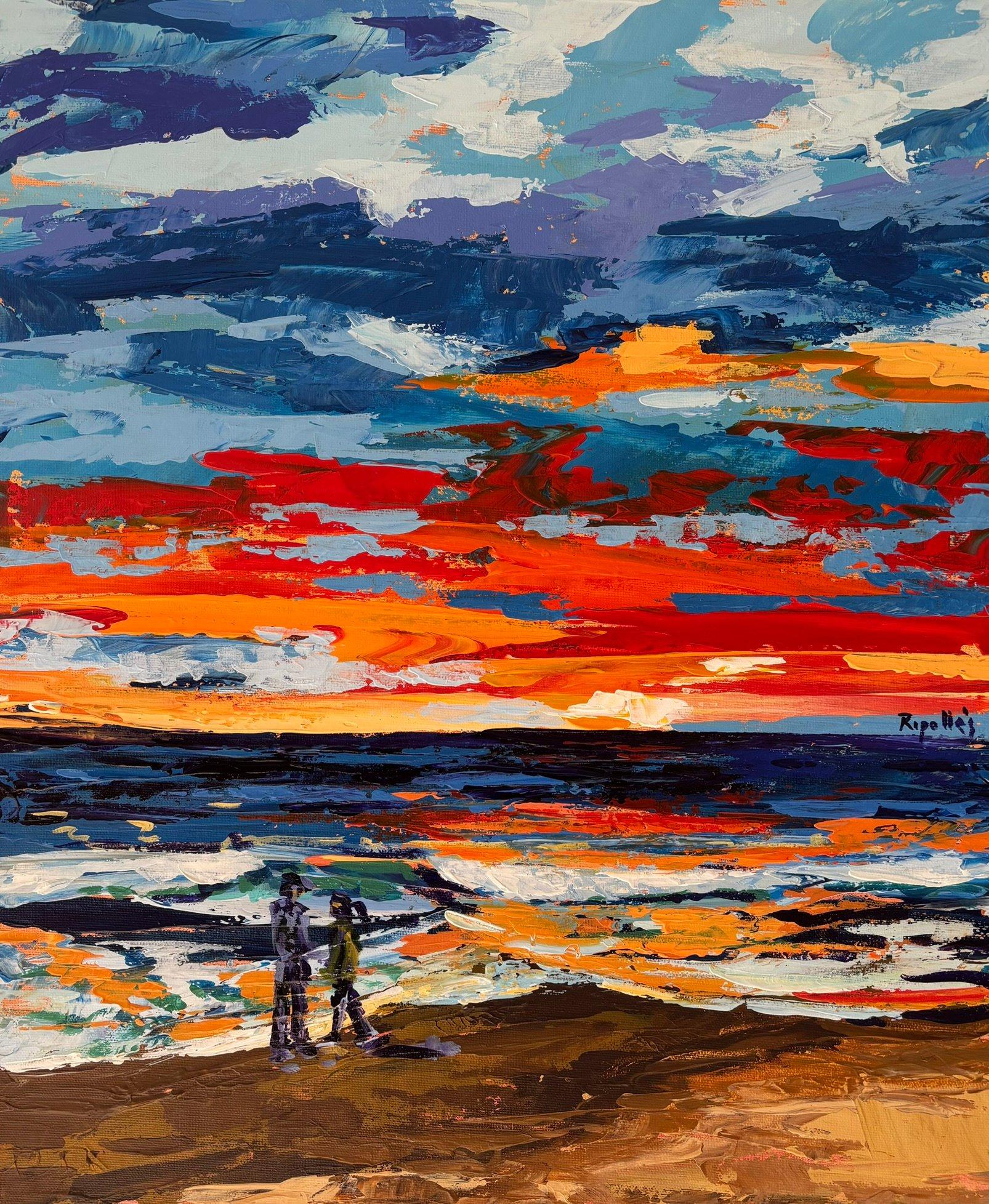 Pareja que pasea en la puesta de sol por la orilla de la playa. Cielo rojo y amarillo.