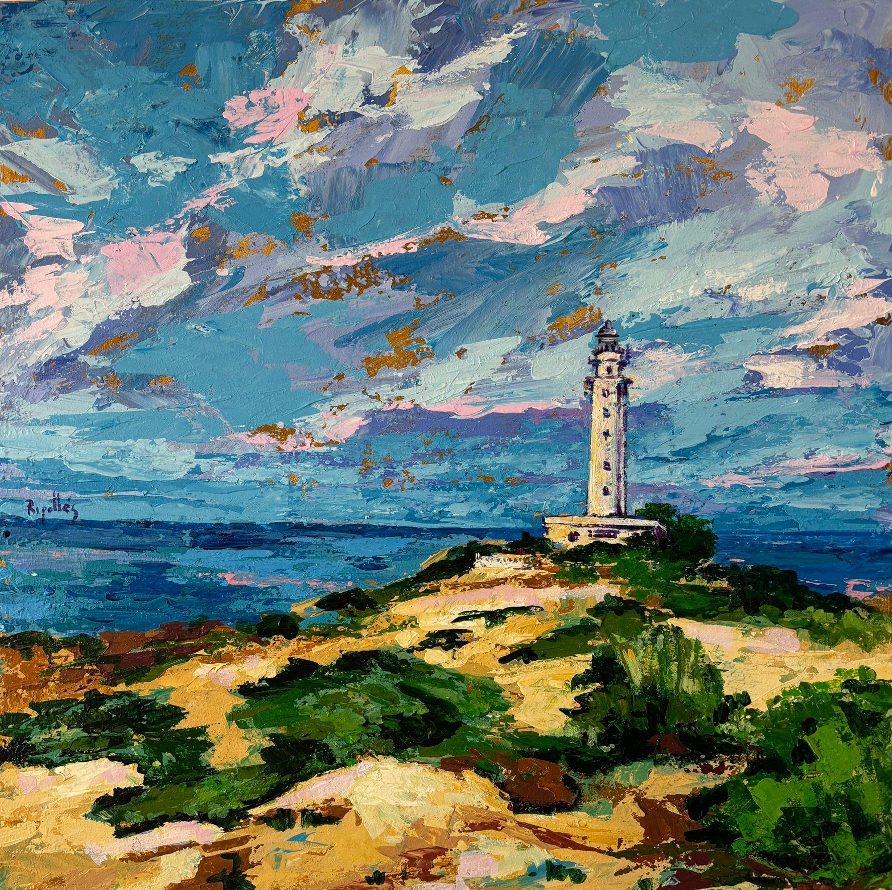 Cuadro de un faro en lo alto de una gran duna en la playa. El mar al fondo y el cielo con nubes rosadas. En primer plano vegetación mediterránea.