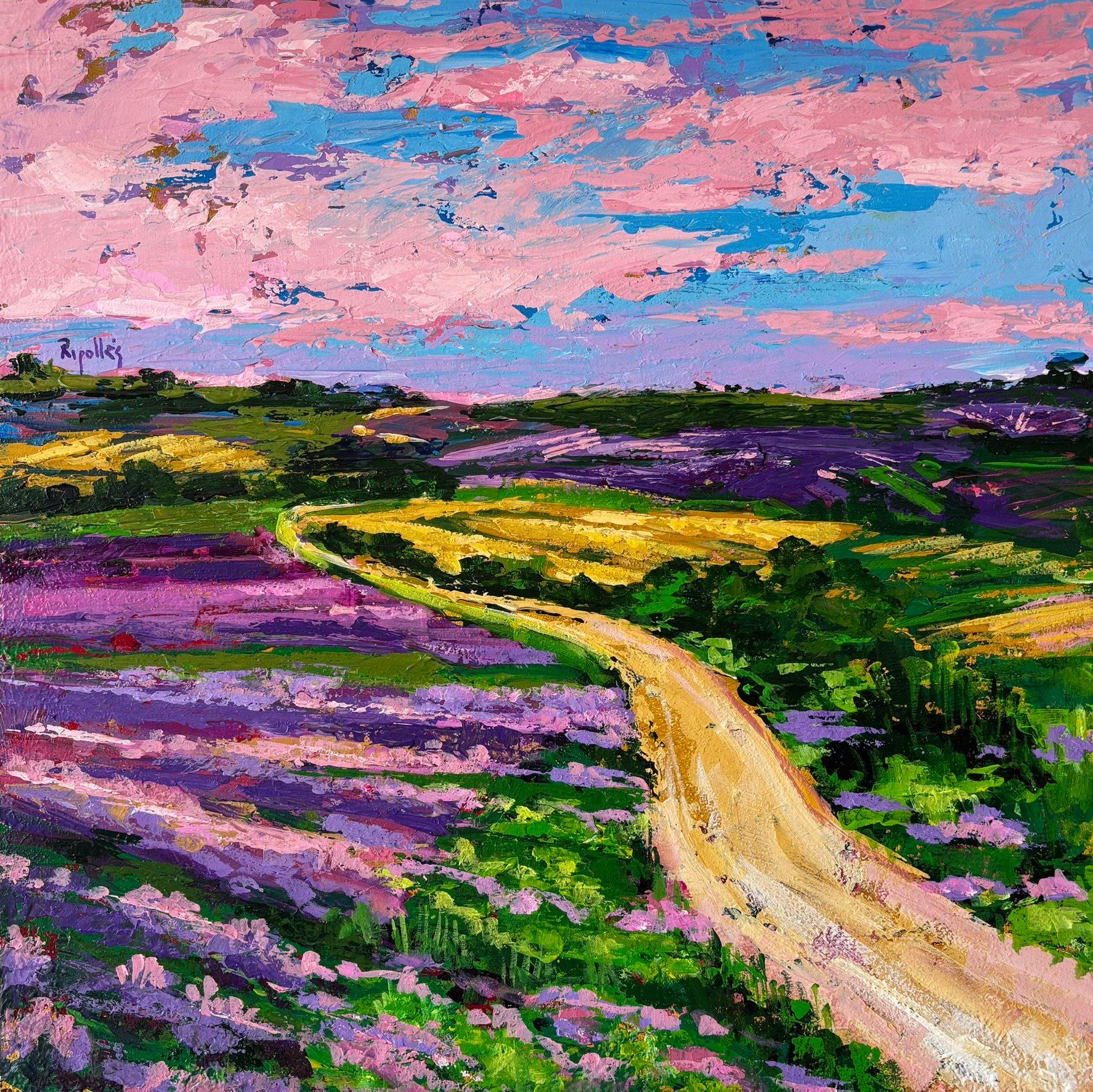 Cuadro de un campo de lavandas que atraviesa un camino hasta el horizonte. El cielo azul intenso con nubes rosas .