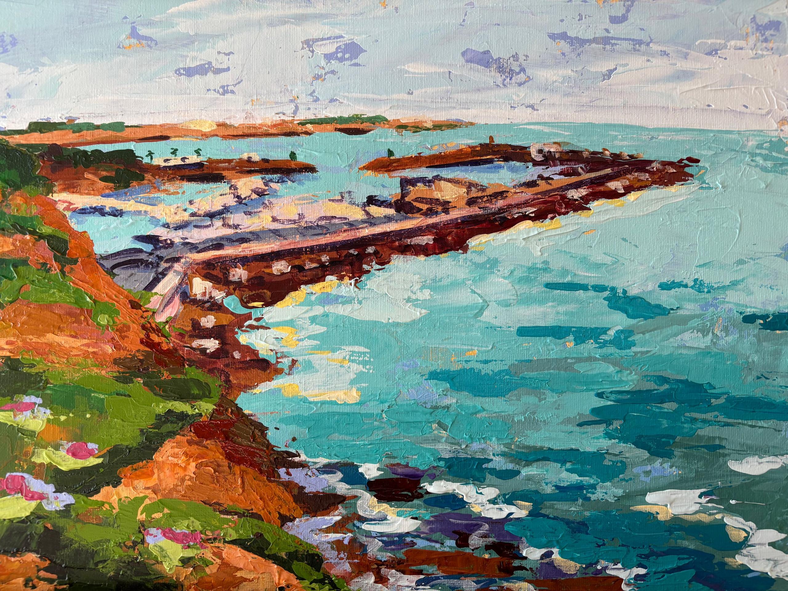 Cuadro de un pequeño puerto pesquero. En la escollera rompen las olas. Mar y cielo en calma.