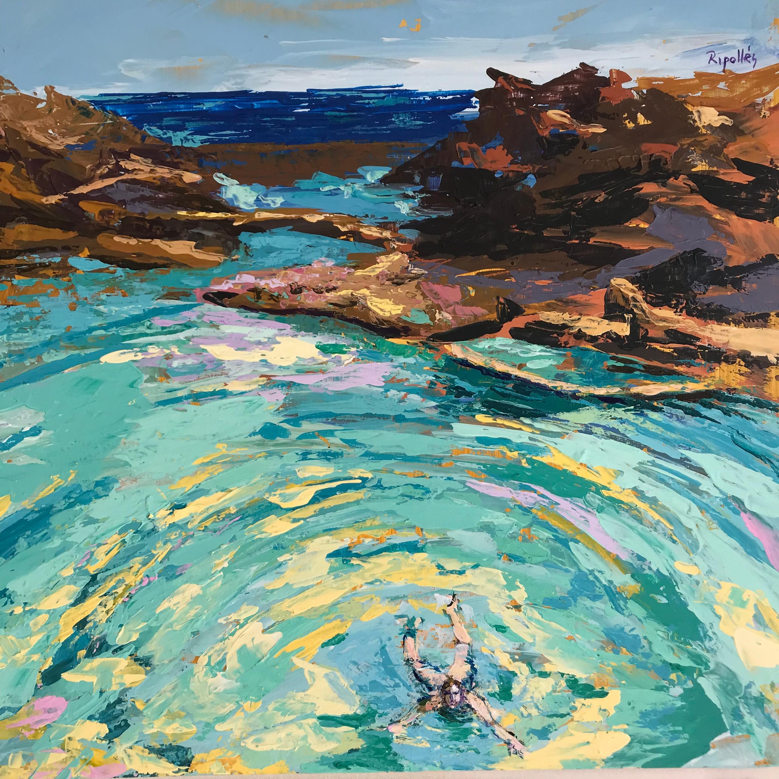 El mar azul al fondo y rocas que forman un charcodonde se baña una mujer creando ondas en el agua color verde y rosa.