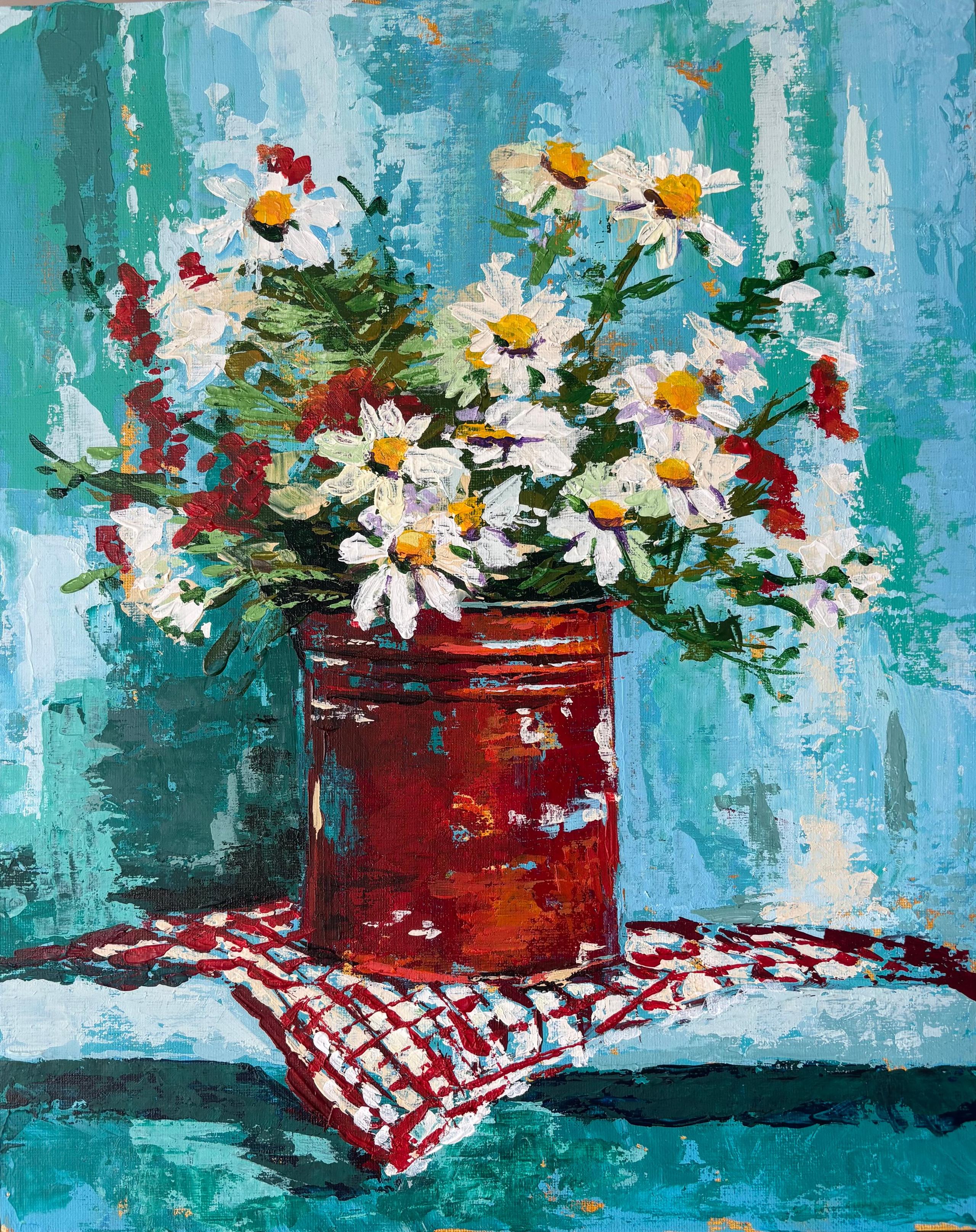 Bodegón de flores, margaritas en una lata de color rojo. Sobre un trapo de cuadros blanco y rojo. El fondo de una pared de color turquesa.