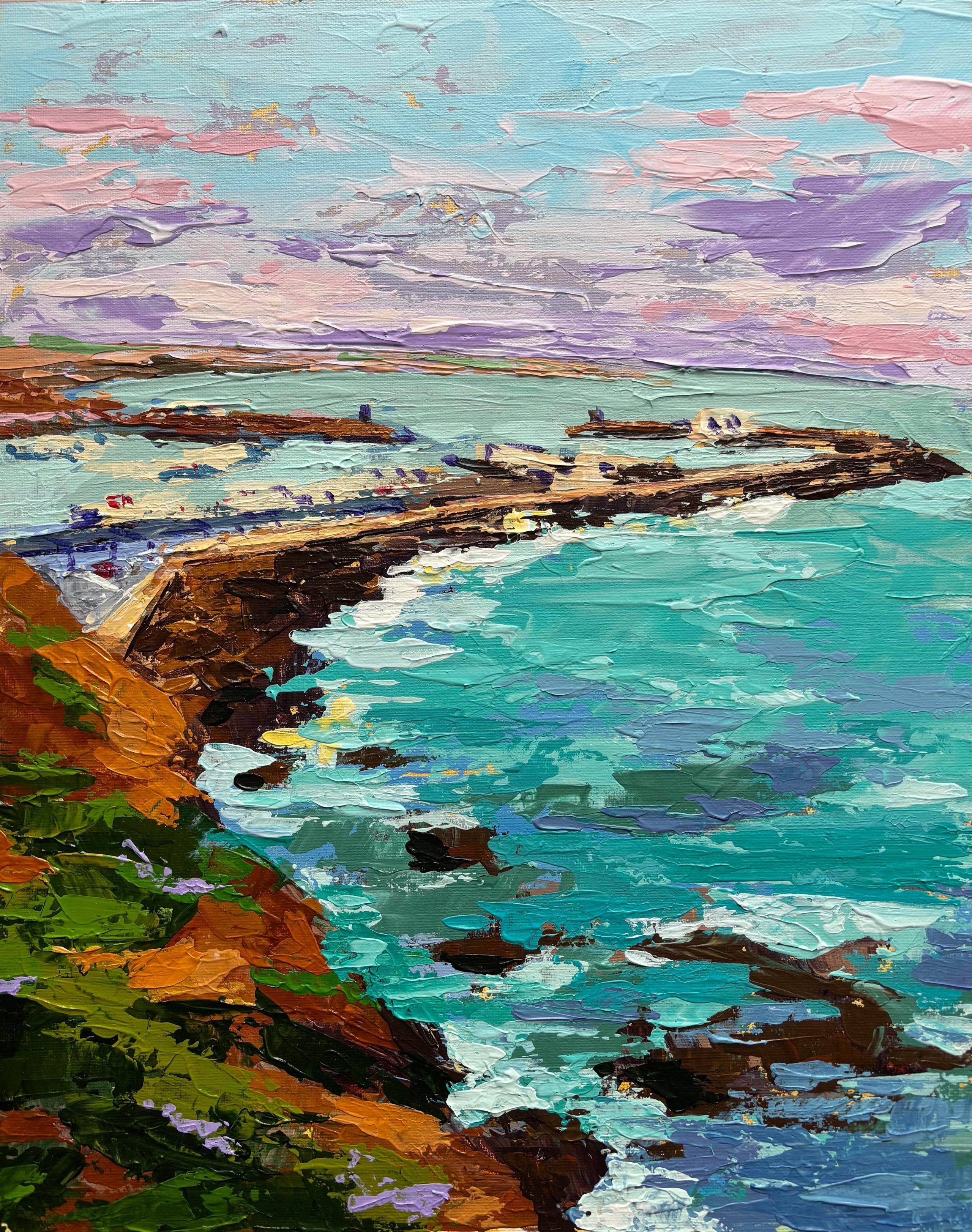 Cuadro impresionista de un puerto pesquero, con el mar y las olas rompiendo en la escollera. Agua turquesa y cielo morado y rosa.