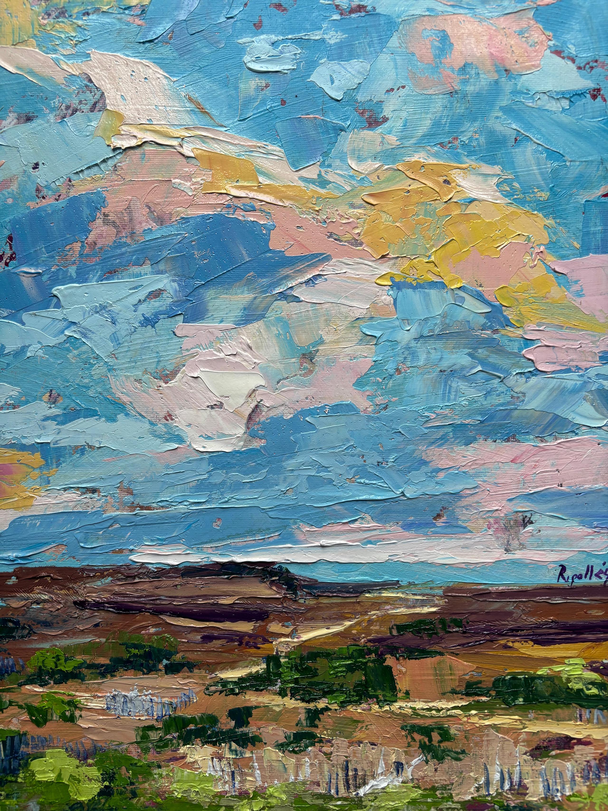 Paisaje con nubes en el cielo azul. Un camino al fondo.