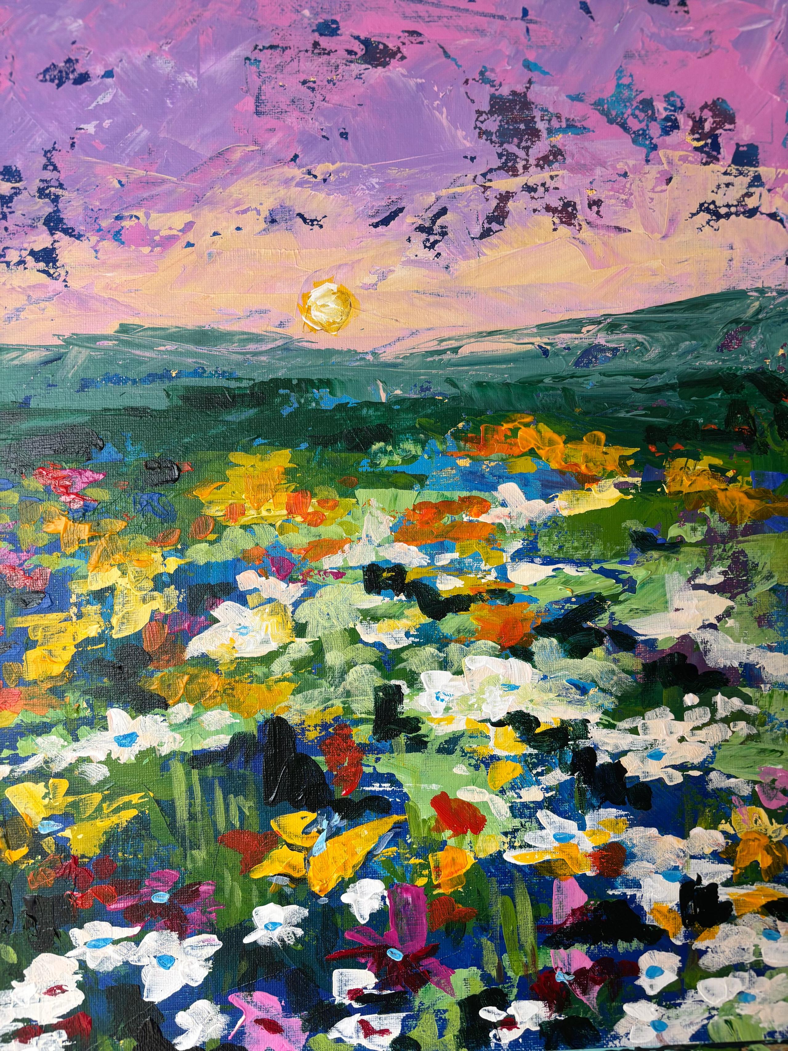 Cuadro de flores silvestres de colores alegres, naranjas y blancas en primer plano. Al fondo colinas por las que asoma el sol en un cielo color amarillo. Calma y tranquilidad. Trazo con textura.