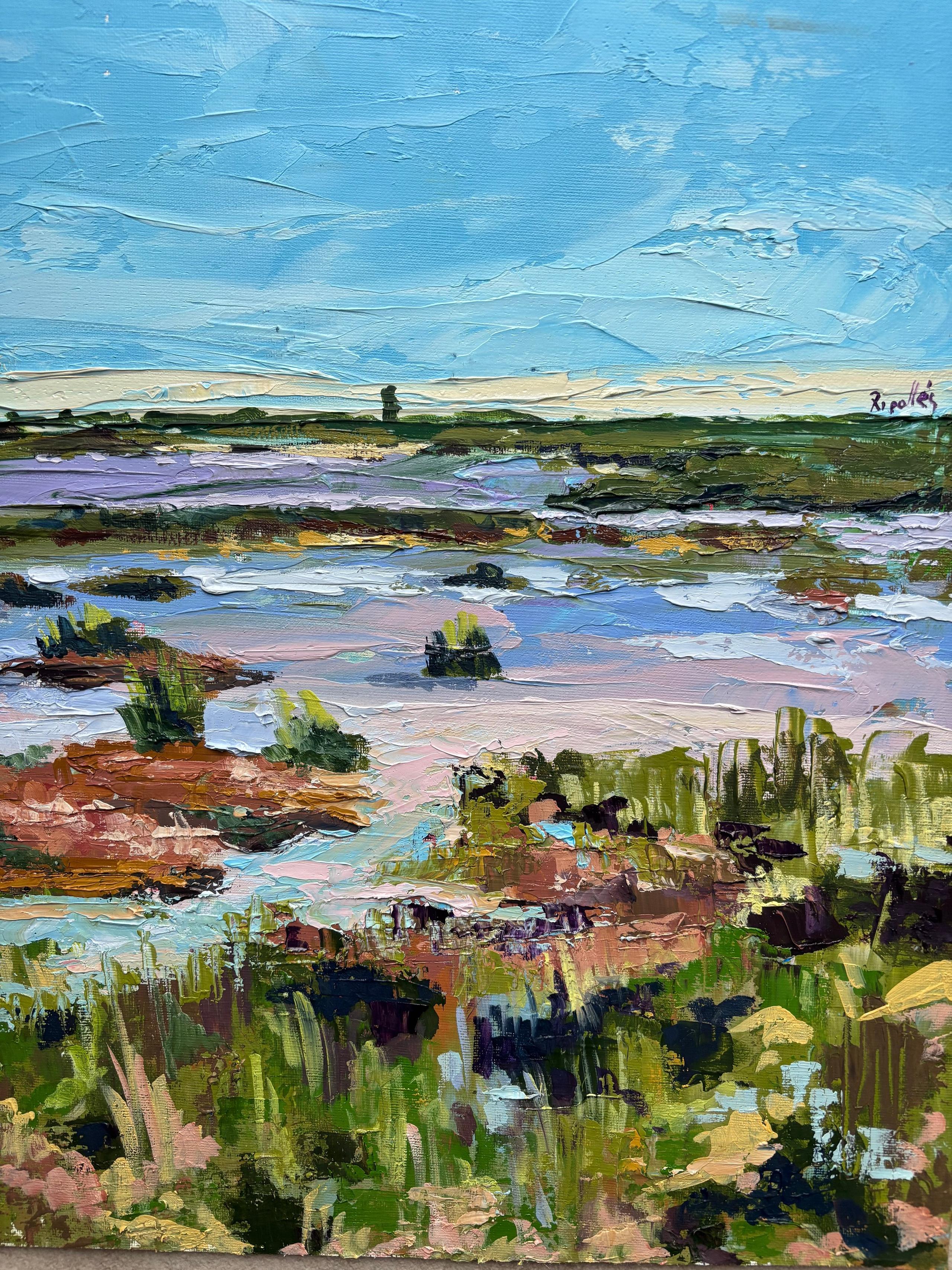 Paisaje de laguna después de la lluvia. Una torre en la playa en el horizonte. Cielo despejado.