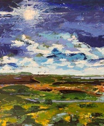 Paisaje de campo con un cielo nublado . Sol que asoma color blanco.