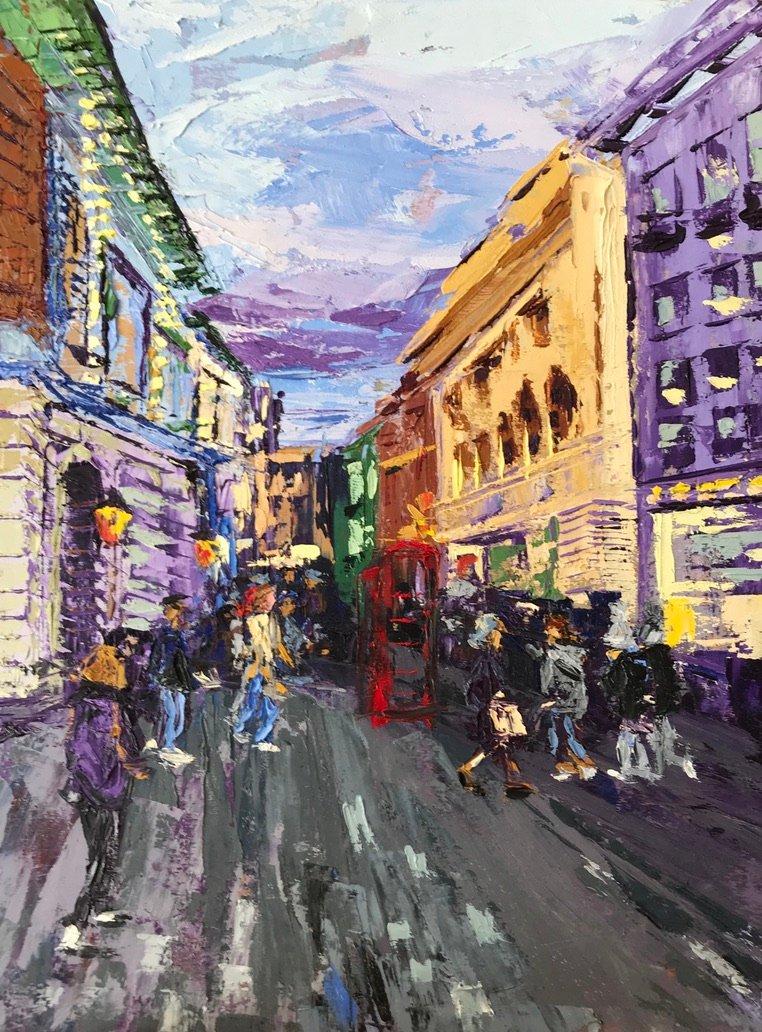 Londres hora punta, una cabina roja de teléfono. Edificios en perspectiva.