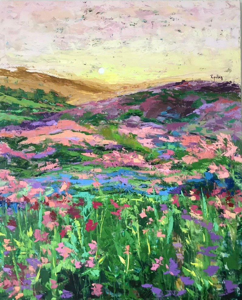 Paisaje con flores en primer plano. Colinas suaves y la luna en el cielo color amarillo y rosa.