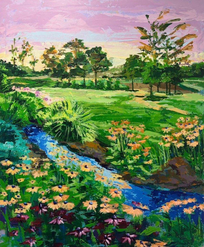 Jardín con margaritas en primer plano. un arroyo en diagonal, fluye con agua cristalina. Al fondo árboles y un cielo amarillo y rosa.