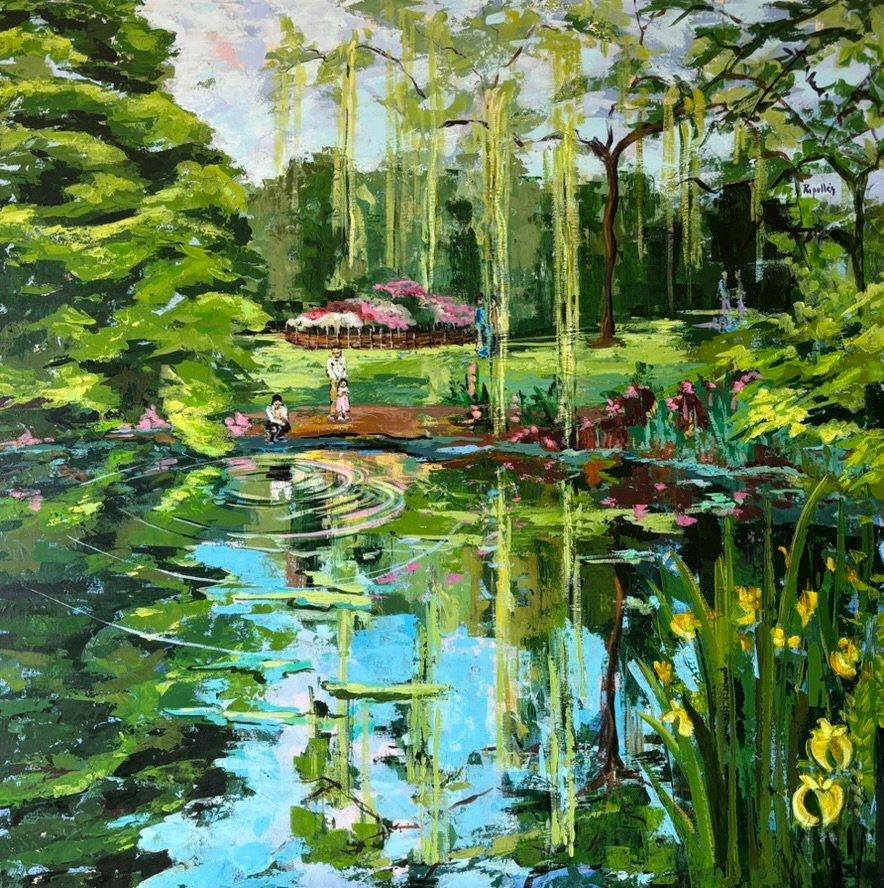 Un jardín con estanque en el que se refleja n las ramas de un sauce, flores en la orilla y niños jugando. Predominan los colores verdes y azules. En primer plano flores amarillas.