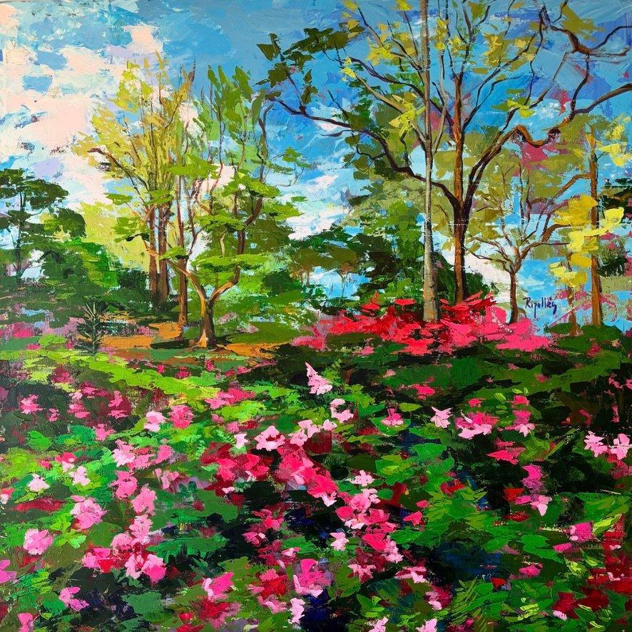 Paisaje de un jardín lleno de azaleas color rosa y carmín. Árboles al fondo sobre un cielo turquesa con nubes rosa pastel.