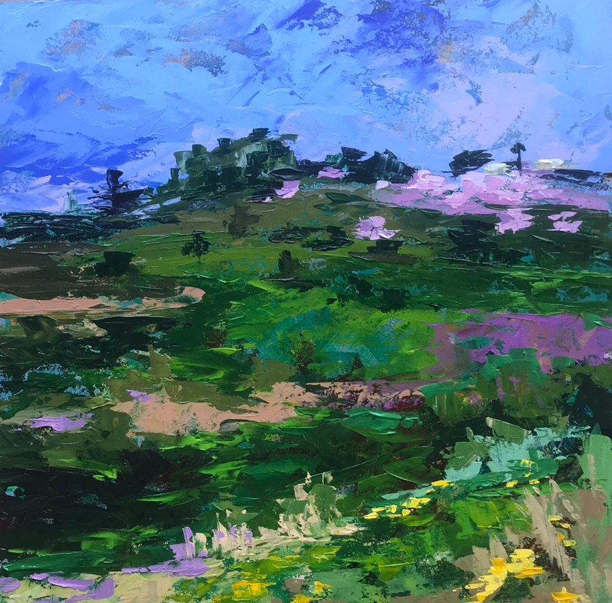 Paisaje de una colina con almendros en flor. Cielo limpio de nubes en color azul intenso.