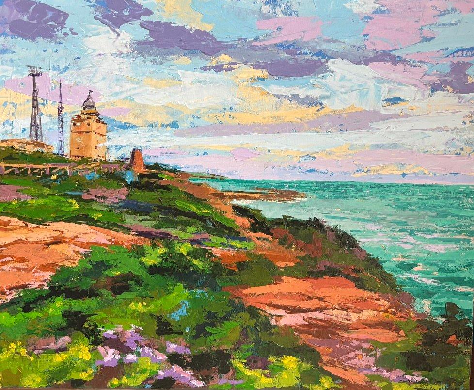 Foro al pie de un acantilado. Mar y vegetación en el camino.