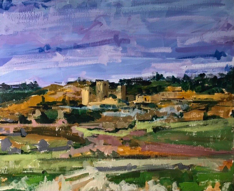 Paisaje de un pueblo con castillo. Un cielo despejado. Campo en rosas y verdes.